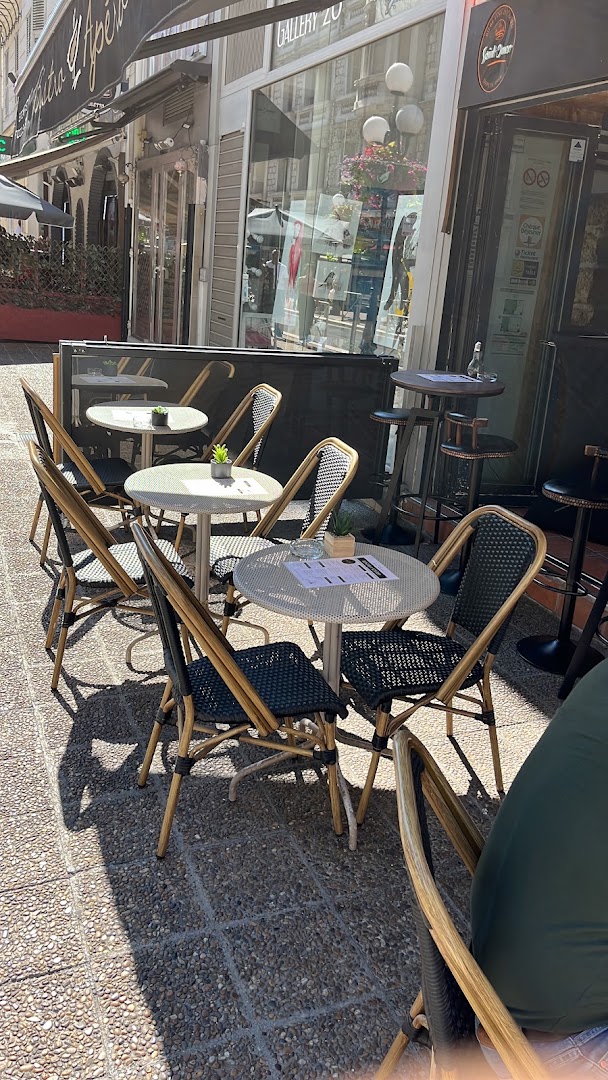 La terrasse vide de Bistro Apéro dans la lumière du jour