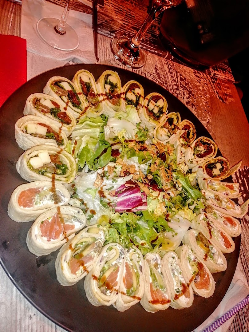 Des bouchées roulées accompagnées d’une salade