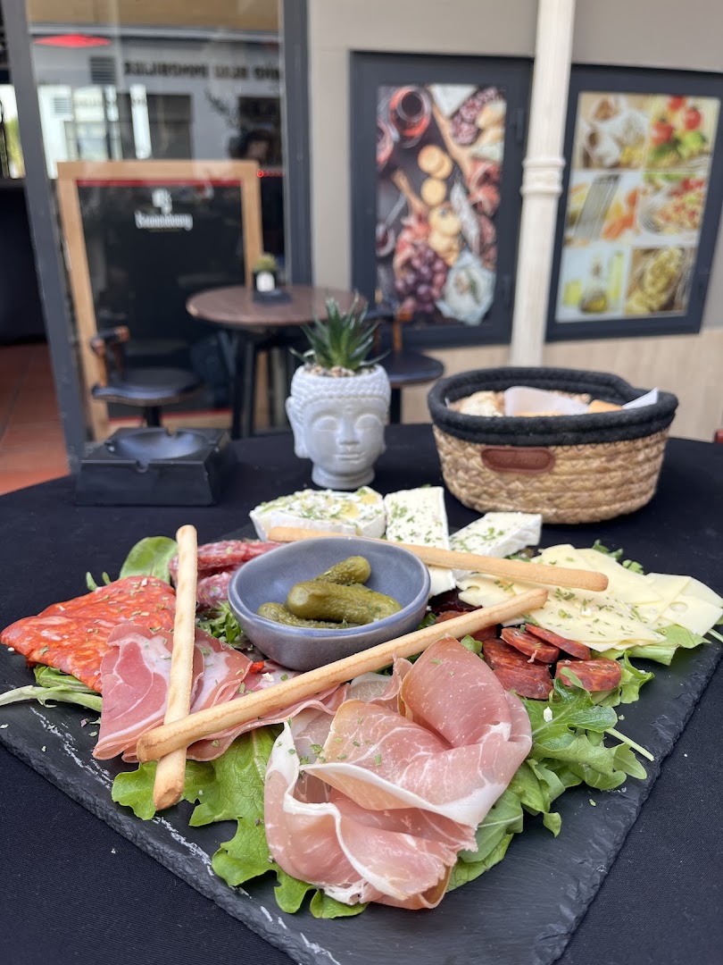 Une planche de charcuterie, fromages et cornichons