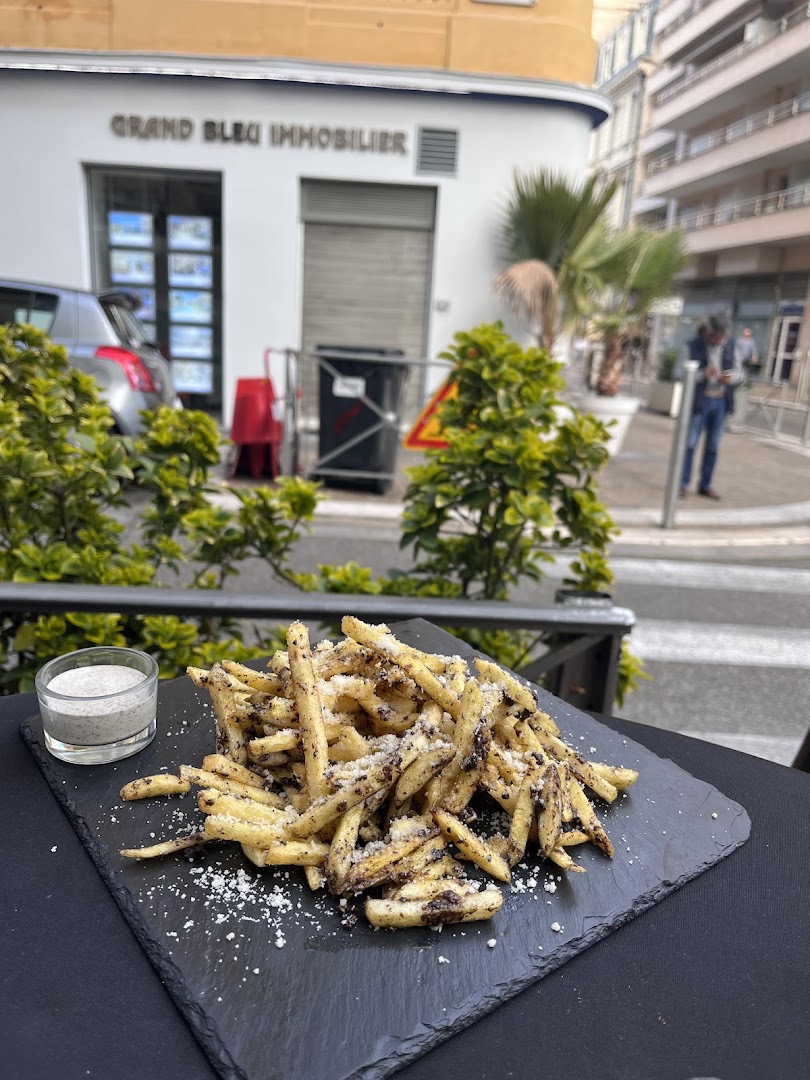 Des frites servies avec une sauce